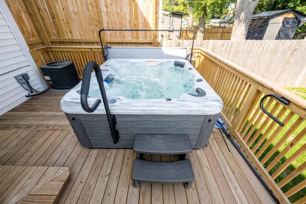 Fun For Everyone W Hot Tub Bbq Patio Villa Indianapolis Exterior photo